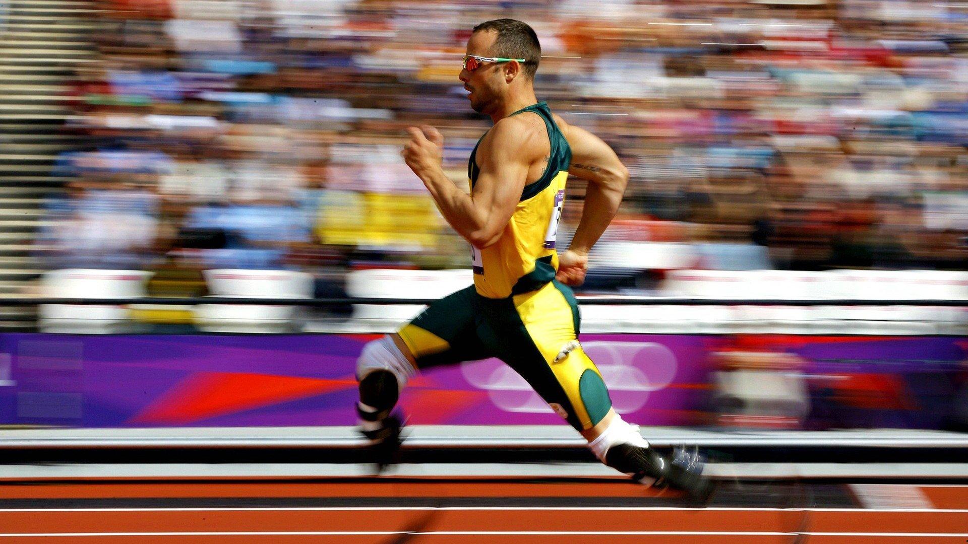 百米飞人巅峰对决,新星闪耀打破十年纪录